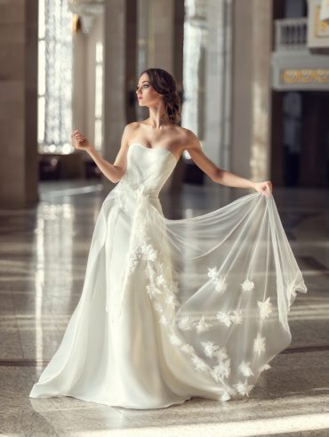 Picture of bride in pre loved wedding dress